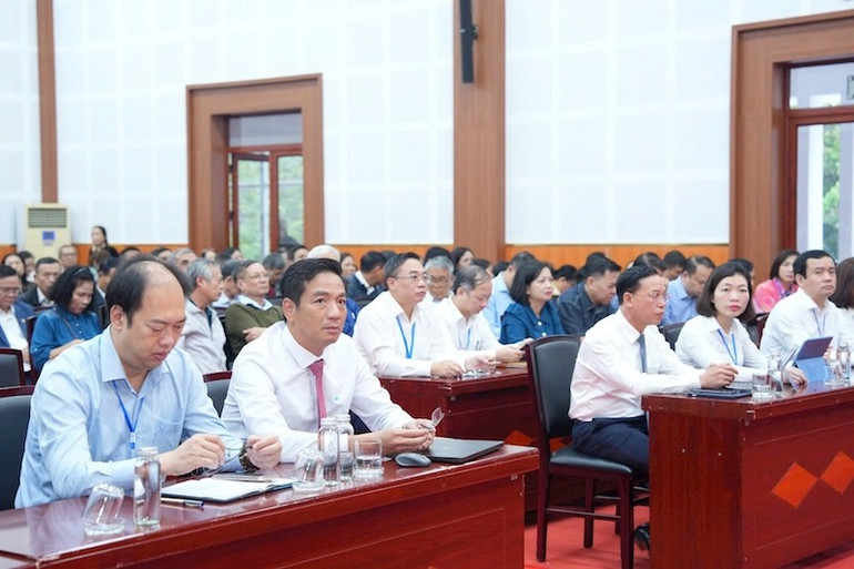 Các đại biểu tham dự hội nghị. long-bien-3111.jpg