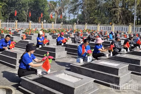 Đoàn viên, thanh niên Bộ Tư lệnh Vùng Cảnh sát biển 2 đã phối hợp với Đoàn các địa phương ra quân vệ sinh, chỉnh trang, tu bổ Nghĩa trang liệt sĩ, Đài tưởng niệm.