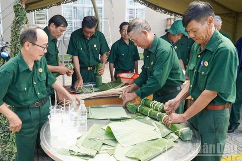 Cán bộ, hội viên Hội Cựu chiến binh phường Hương Trà tham gia gói bánh tét tại Chương trình “Xuân sẻ chia-Tết nghĩa tình” nhân dịp xuân Bính Ngọ 2026.