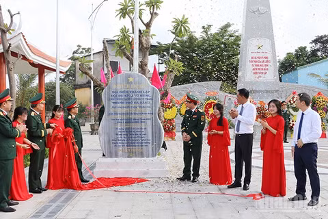 Các đại biểu khánh thành Bia di tích lịch sử địa điểm thành lập Đội du kích Vũ Hùng.