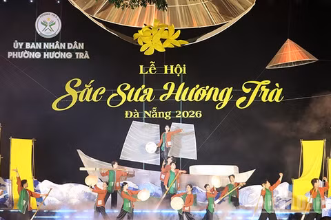 Chương trình nghệ thuật “Hương Trà - Khúc giao hòa hương sắc” tại đêm bế mạc lễ hội.