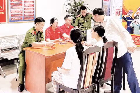 Công an phường Dương Nội hỗ trợ cấp Căn cước và xác thực định danh điện tử cho học sinh tuyển sinh đầu cấp. (Ảnh: LÊ THỦY)