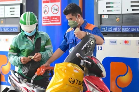 Linh hoạt điều hành, sử dụng Quỹ bình ổn để “hạ nhiệt” giá xăng, dầu.