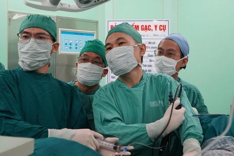 Các bác sĩ đang nội soi tán sỏi niệu quản bằng laser cho bệnh nhân N.M.H tại Bệnh viện đa khoa Vũng Tàu