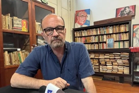 Ông Marcelo Rodriguez, Trưởng Ban Đối ngoại Trung ương Đảng Cộng sản Argentina trả lời phỏng vấn phóng viên TTXVN tại Buenos Aires. (Ảnh: TTXVN)