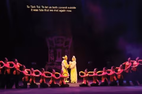 Cảnh trong vở "Các cụ gánh còng lưng" (Nhà hát Nghệ thuật truyền thống tỉnh Ninh Bình) - tác phẩm đạt Huy chương Vàng vở diễn tại Liên hoan quốc tế sân khấu thử nghiệm năm 2025.