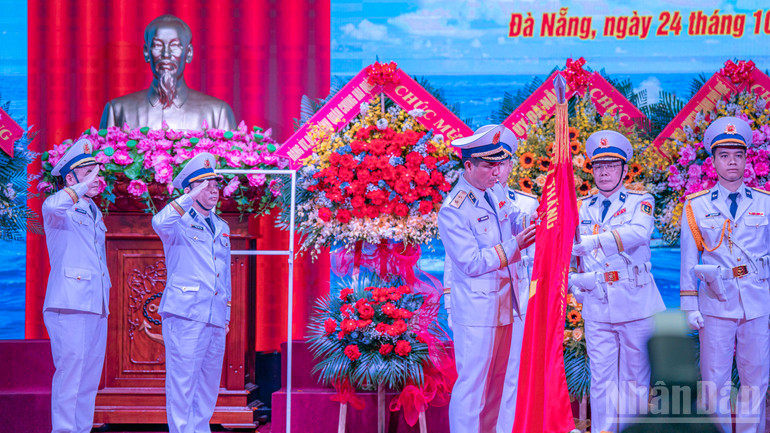 Phó Đô đốc Nguyễn An Phong thừa ủy quyền của Chủ tịch nước trao tặng Huân chương Bảo vệ Tổ quốc hạng Nhất cho Vùng 3 Hải quân. ndo_br_trao-huan-chuong.jpg