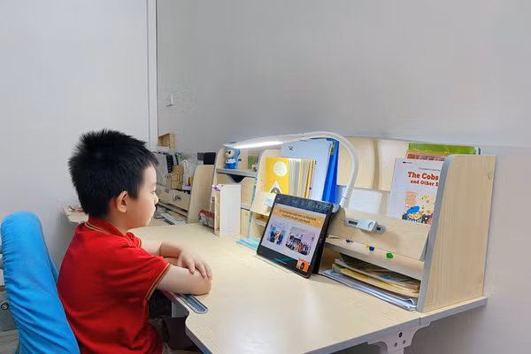 Phụ huynh cần trao đổi cởi mở để bảo vệ trẻ khi sử dụng máy tính, điện thoại.