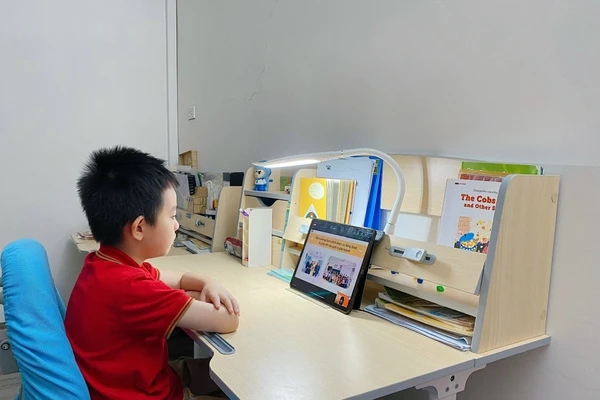 Phụ huynh cần trao đổi cởi mở để bảo vệ trẻ khi sử dụng máy tính, điện thoại.