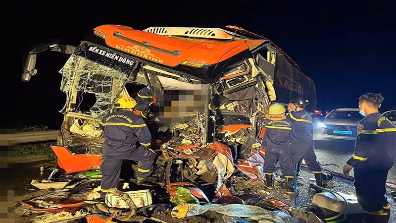 Hiện trường vụ tại nạn giao thông rất nghiêm trọng xảy ra trên cao tốc Đà Nẵng-Quảng Ngãi.