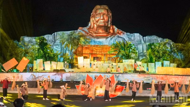 Chương trình nghệ thuật đặc biệt “Bản hùng ca bất diệt” gồm 3 chương với nhiều tiết mục đặc sắc.