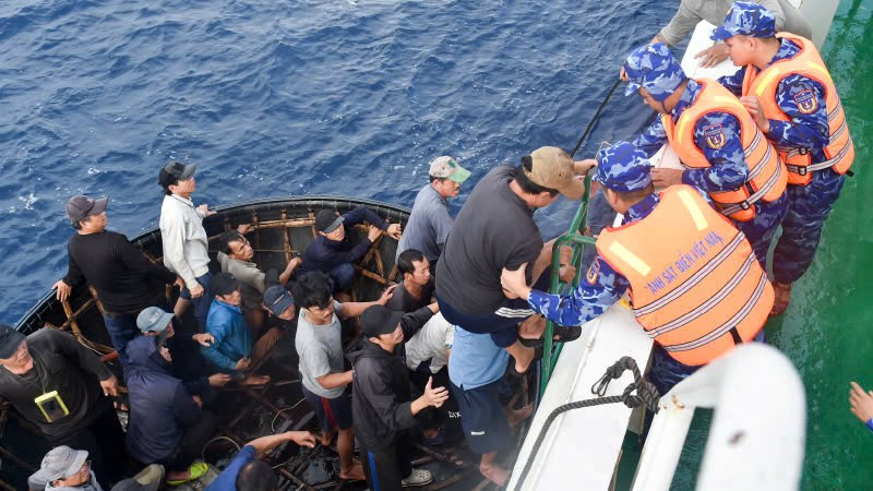 Toàn bộ 52 ngư dân của tàu cá QNa-91917 TS được Tàu Cảnh sát biển 364 tiếp nhận.