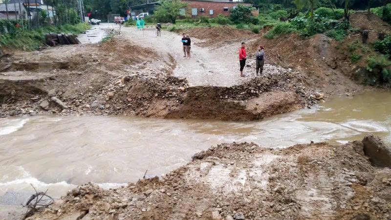 Cầu tạm bắc qua sông Ví bị cuốn trôi hoàn toàn vào rạng sáng nay.