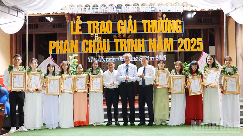Các đại biểu trao giải thưởng Phan Châu Trinh cho các cá nhân.