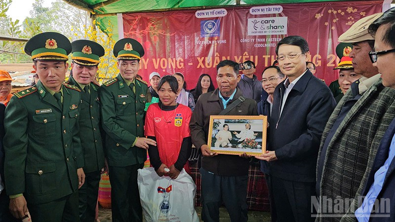 Phó Bí thư Thành ủy Đà Nẵng Ngô Xuân Thắng tham gia Chương trình “Xuân Biên phòng-Ấm lòng dân bản” tại xã Hùng Sơn.