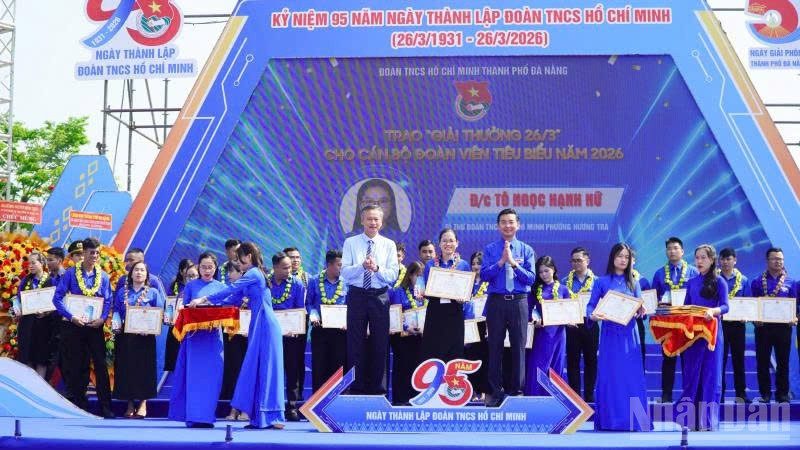 Ban Thường vụ Thành đoàn Đà Nẵng tuyên dương và trao Giải thưởng 26/3 cho 57 cán bộ Đoàn tiêu biểu trên địa bàn thành phố.