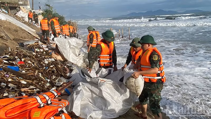 Quân khu 5 huy động gần 300 chiến sĩ xuống triển khai gia cố bờ biển sạt lở.
