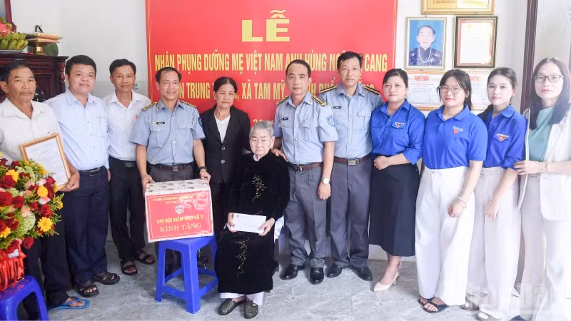 Thủ trưởng Chi đội Kiểm ngư số 3 tặng quà cho Mẹ Việt Nam Anh hùng Ngô Thị Cang.