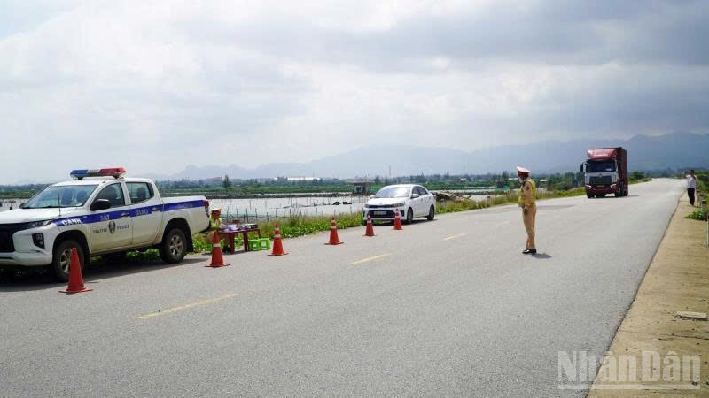 Lực lượng Cảnh sát giao thông Công an thành phố Đà Nẵng tăng cường bảo đảm an toàn giao thông trên tuyến đường ven biển 129 (Võ Chí Công).