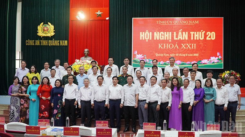 Các đồng chí trong Ban Chấp hành Đảng bộ tỉnh Quảng Nam chụp ảnh lưu niệm tại Hội nghị.
