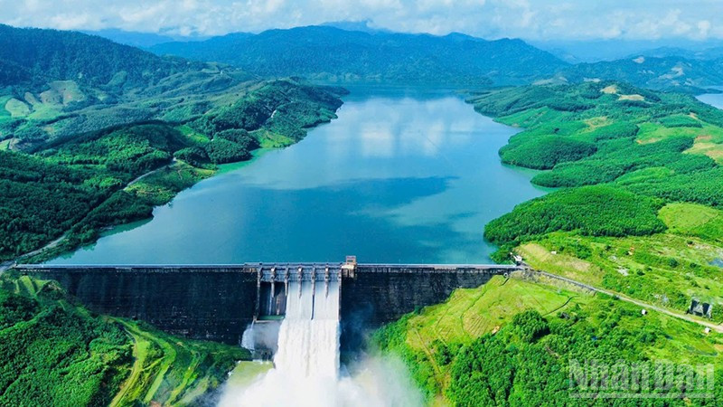 Đập chính Nhà máy Thủy điện Sông Tranh 2 nhìn từ trên cao. (Ảnh: THANH THIÊN)