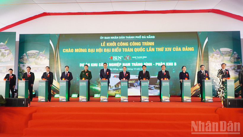 Phó Chủ tịch Quốc hội Nguyễn Đức Hải cùng các đại biểu bấm nút khởi công Dự án.