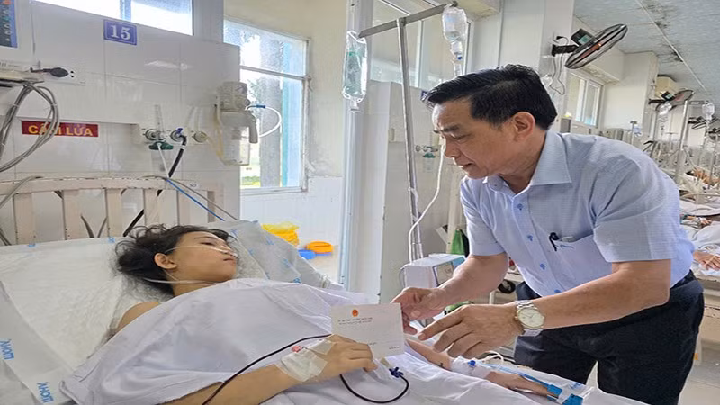 Chủ tịch Ủy ban nhân dân tỉnh Quảng Nam Lê Văn Dũng thăm hỏi, động viên các hành khách bị thương trong vụ tai nạn.