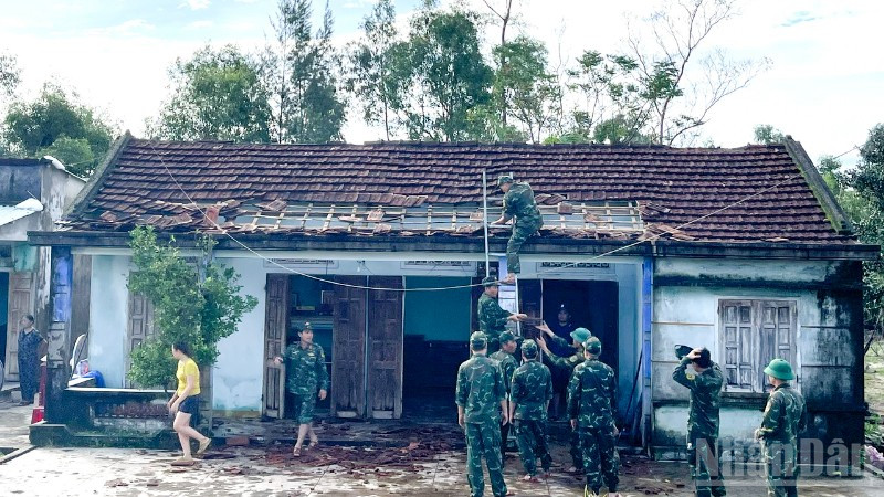 Các lực lượng khẩn trương hỗ trợ người dân ở phường Bàn Thạch sửa chữa lại những hư hỏng do gió lốc gây ra.