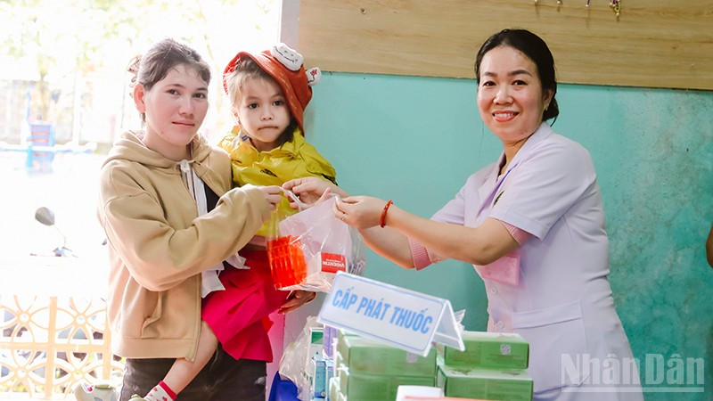 Bệnh viện Đa khoa Trung ương Quảng Nam cấp phát thuốc miễn phí cho người dân miền núi Đà Nẵng.