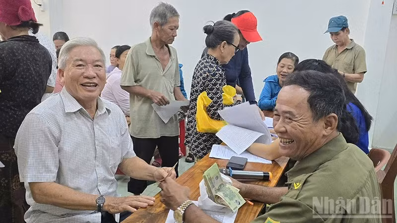 Phường Hương Trà tổ chức cấp phát quà của Chính phủ cho nhân dân dịp 2/9.