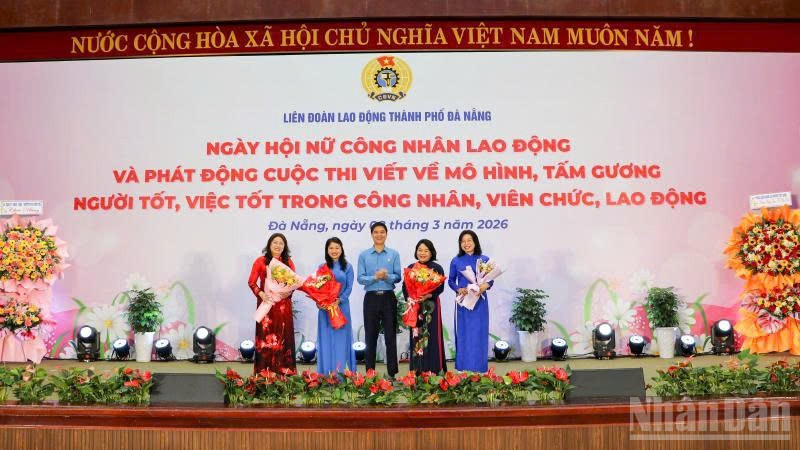 Đại diện cho nữ cán bộ công đoàn, nữ đoàn viên, người lao động thành phố Đà Nẵng nhận hoa chúc mừng từ Thường trực Tổng Liên đoàn Lao động Việt Nam.