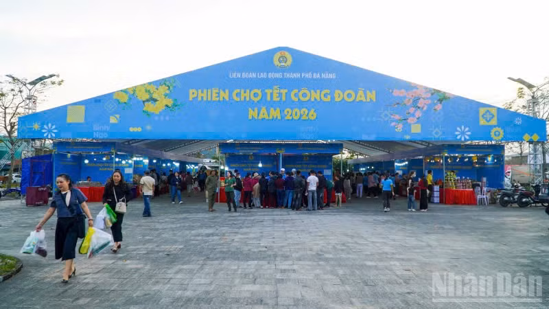 Quang cảnh Phiên chợ Tết Công đoàn năm 2026 tại Khu công nghiệp Tam Thăng, phường Bàn Thạch, thành phố Đà Nẵng.