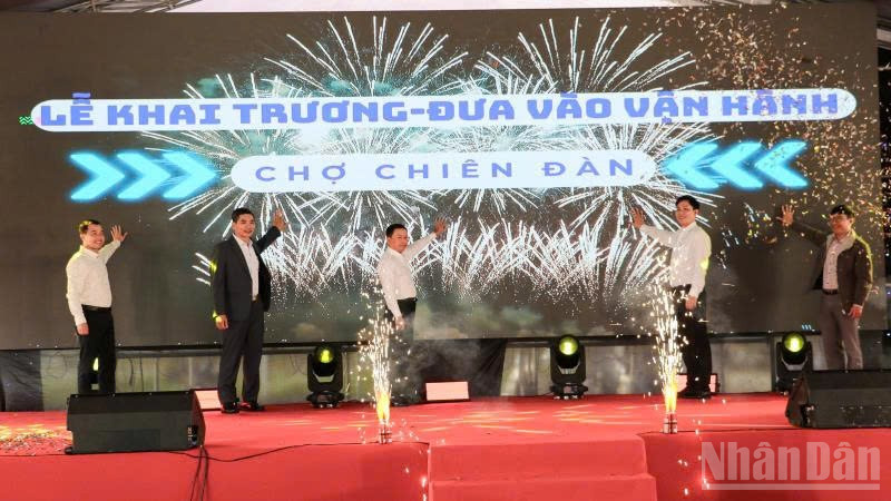 Các đại biểu ấn nút khai trương, đưa vào vận hành chợ Chiên Đàn.
