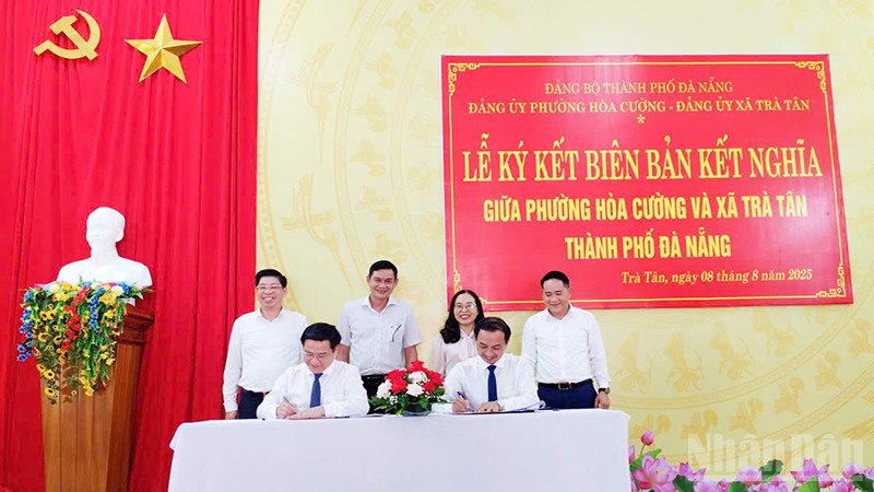 Lãnh đạo phường Hòa Cường và xã Trà Tân ký kết biên bản kết nghĩa.