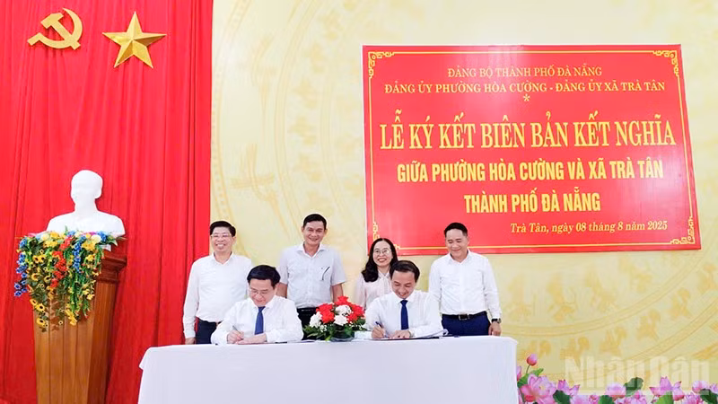 Lãnh đạo phường Hòa Cường và xã Trà Tân ký kết biên bản kết nghĩa.