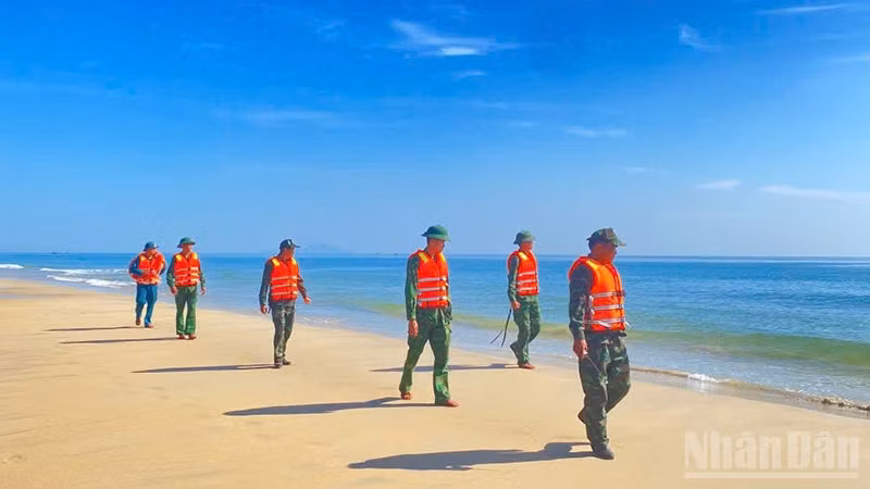 Các lực lượng chức năng tìm kiếm ngư dân mất tích trên biển.