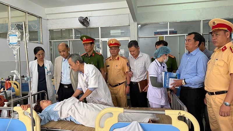 Lãnh đạo thành phố Đà Nẵng đến thăm các nạn nhân bị thương trong vụ tai nạn giao thông.