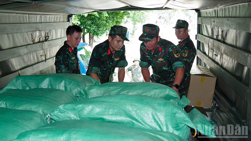 6 tấn gạo hỗ trợ người dân trên địa bàn Ban Chỉ huy phòng thủ khu vực 2-Thạnh Mỹ và Ban Chỉ huy phòng thủ khu vực 3-Trà My.