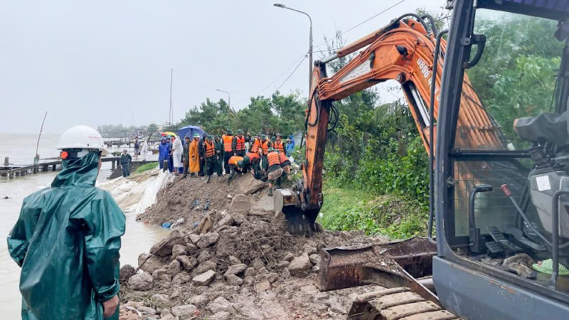 Các lực lượng khẩn trương gia cố tạm thời các vị trí sạt lở bờ kè tại xã Duy Nghĩa.