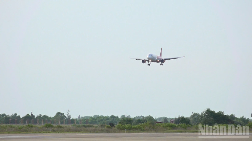 Máy bay hãng Vietjet Air hạ cánh xuống sân bay Chu Lai.