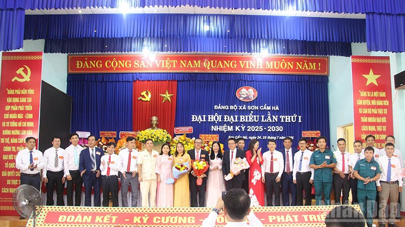 Ban Chấp hành Đảng bộ xã Sơn Cẩm Hà, nhiệm kỳ 2025-2030 ra mắt đại hội.
