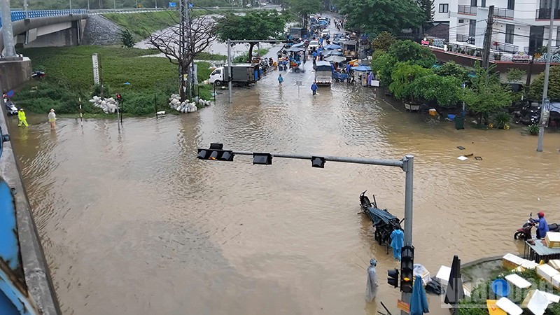 Khu vực chợ cá Thanh Hà, phường Hội An Tây, thành phố Đà Nẵng bị nước lũ chia cắt.