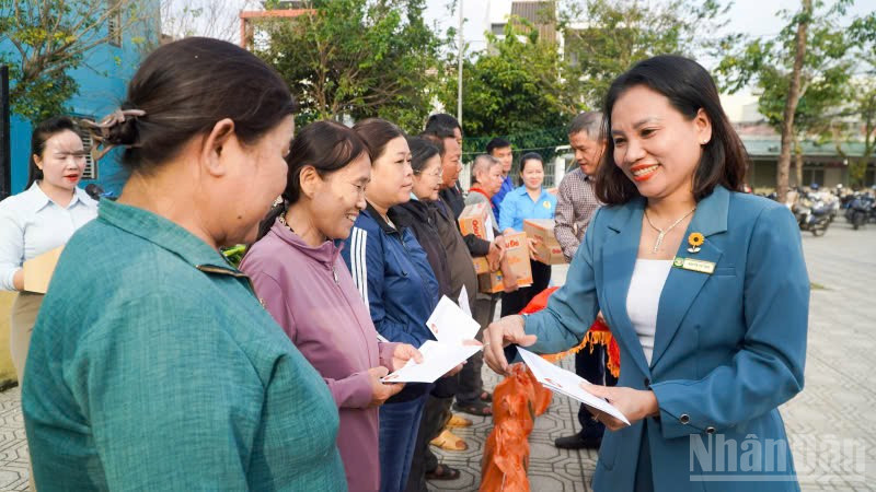 Chủ tịch Ủy ban Mặt trận Tổ quốc Việt Nam phường Hương Trà Nguyễn Thị Thao trao quà cho các hộ có hoàn cảnh khó khăn bị ảnh hưởng bởi thiên tai.