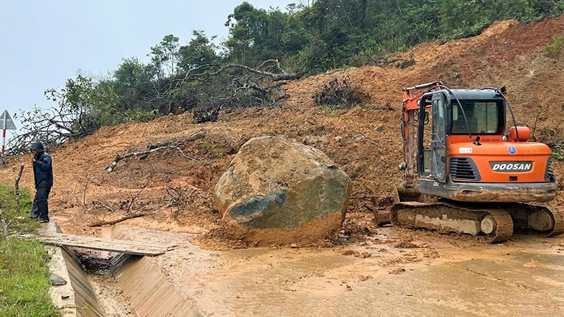 Sạt lở làm chia cắt hoàn toàn tuyến giao thông huyết mạch nối trung tâm xã Hùng Sơn với cửa khẩu phụ Tây Giang-Kà Lừm.