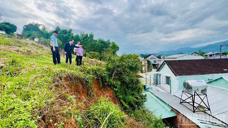 Lãnh đạo xã Hiệp Đức đi kiểm tra tình trạng sạt lở ở khu vực ta-luy phía bắc Đền Liệt sĩ xã Hiệp Đức.