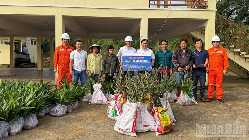 Công ty Thủy điện Sông Tranh tài trợ 162.500.000 đồng để Ủy ban nhân dân xã Trà Đốc triển khai hỗ trợ sinh kế cho các hộ nghèo trên địa bàn.