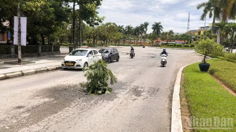 Đường Hùng Vương xuất hiện nhiều ổ gà nằm ngay giữa đường.