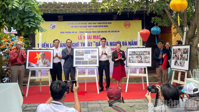 Các đại biểu khai mạc Triển lãm ảnh nghệ thuật “Đất và Người Đà Nẵng”.