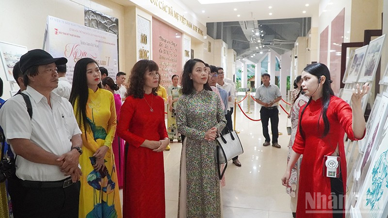 Các đại biểu tham quan tại triển lãm ký họa “Ký ức chiến trường Khu V”.