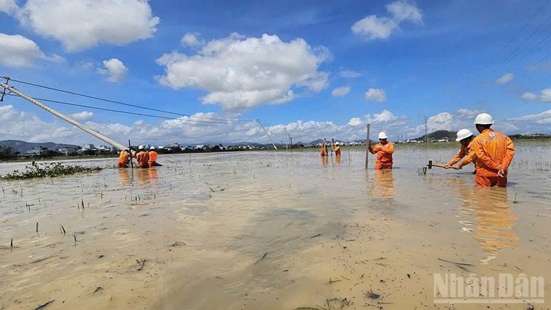 EVNCPC đã cấp điện trở lại cho 80% triệu khách hàng bị ảnh hưởng sau bão số 13.